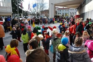 Maškare so v Sežano pripeljale sonce 7